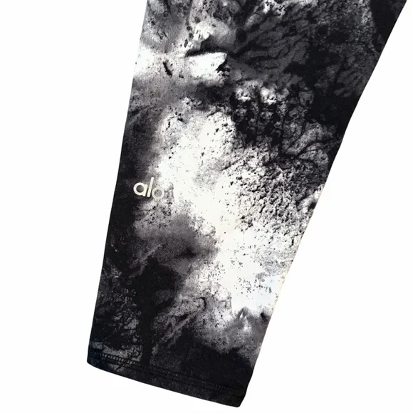 Alo Airbrush Leggings Marble Print Capri Size Small - Picture 3 of 4